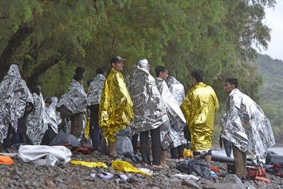 refugees-emergency-blankets-lesvos-greece-october-refugee-migrants-arrived-inflatable-dinghy-boats-stay-refugee-66939064